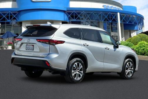 Celestial Silver Metallic 2022 Toyota Highlander XLE