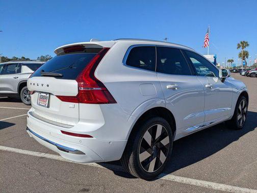 2023 Volvo XC60 Recharge Plug-In Hybrid T8 Ultimate Bright Theme