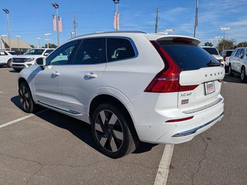 2023 Volvo XC60 Recharge Plug-In Hybrid T8 Ultimate Bright Theme