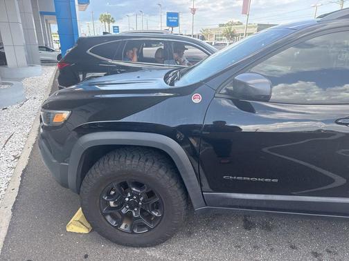 Diamond Black Crystal Pearlcoat 2021 Jeep Cherokee Trailhawk