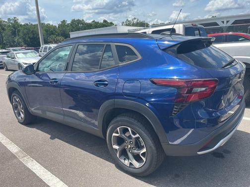 Blue Glow Metallic 2024 Chevrolet Trax LT