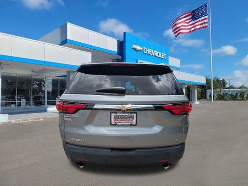 Sterling Gray Metallic 2023 Chevrolet Traverse LT Cloth