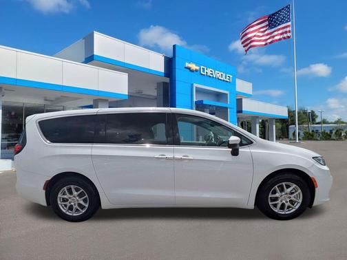 Bright White Clearcoat 2023 Chrysler Pacifica Touring L