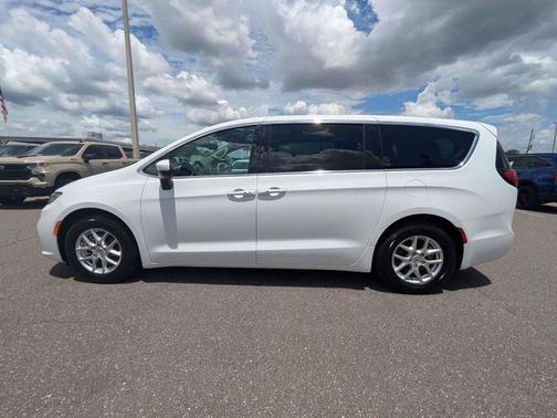 Bright White Clearcoat 2023 Chrysler Pacifica Touring L