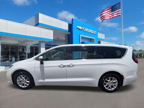 Bright White Clearcoat 2023 Chrysler Pacifica Touring L
