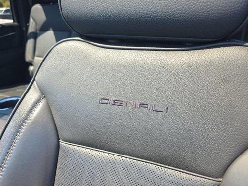 Onyx Black 2024 GMC Yukon XL Denali