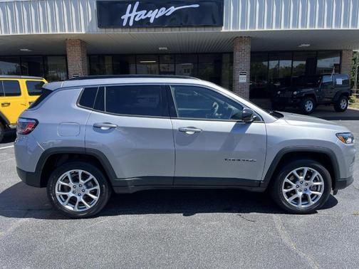 2023 Jeep Compass Latitude Lux