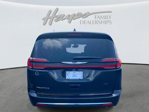 Brilliant Black Crystal Pearlcoat 2023 Chrysler Pacifica Touring-L