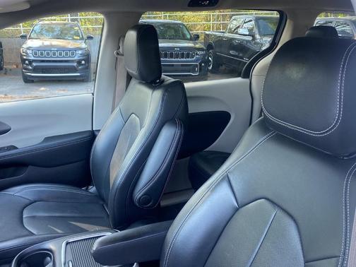 2022 Chrysler Pacifica Hybrid Touring L