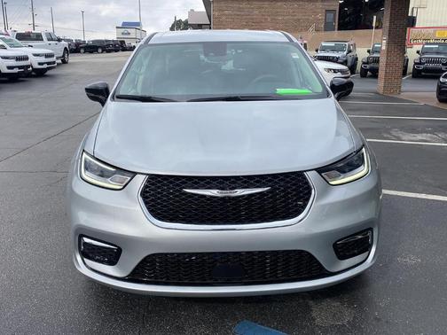 2024 Chrysler Pacifica Touring-L