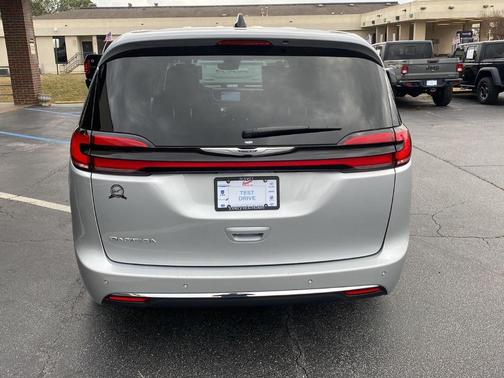 2024 Chrysler Pacifica Touring-L