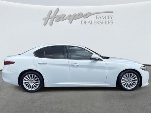 2022 Alfa Romeo Giulia Base