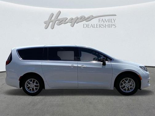 2025 Chrysler Voyager LX