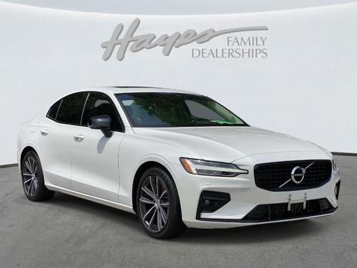 Crystal White Metallic 2022 Volvo S60 B5 Momentum