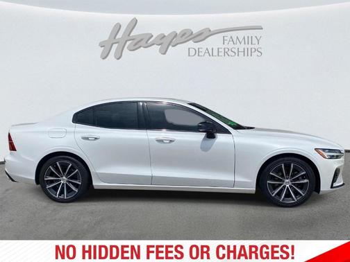 Crystal White Metallic 2022 Volvo S60 B5 Momentum