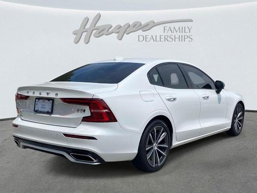 Crystal White Metallic 2022 Volvo S60 B5 Momentum