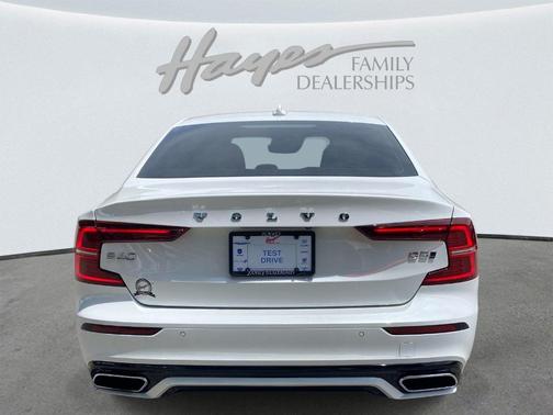 Crystal White Metallic 2022 Volvo S60 B5 Momentum