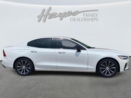 Crystal White Metallic 2022 Volvo S60 B5 Momentum