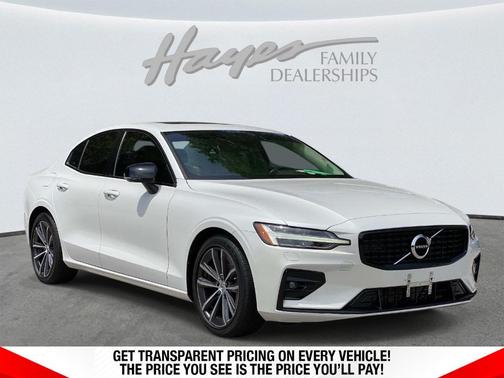 Crystal White Metallic 2022 Volvo S60 B5 Momentum