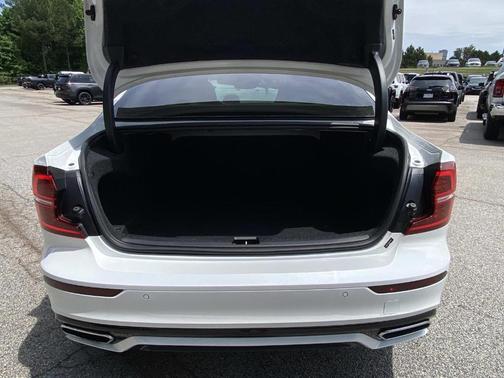 Crystal White Metallic 2022 Volvo S60 B5 Momentum