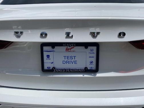Crystal White Metallic 2022 Volvo S60 B5 Momentum