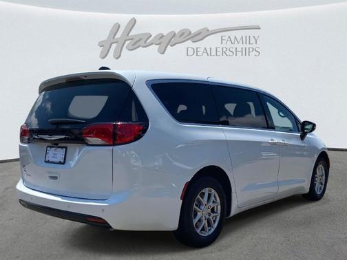2025 Chrysler Voyager LX