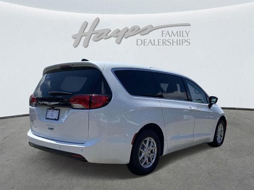 2025 Chrysler Voyager LX