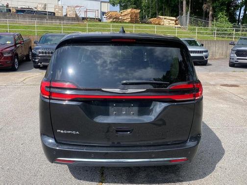 2023 Chrysler Pacifica Touring-L
