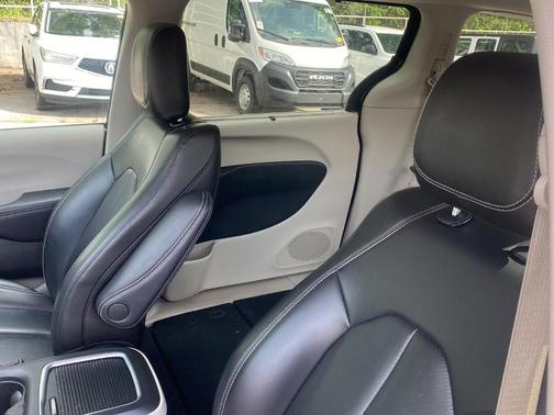 2023 Chrysler Pacifica Touring-L