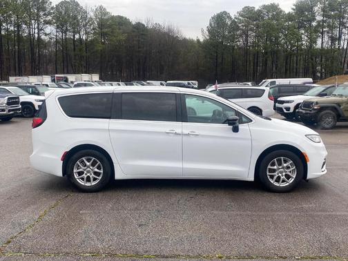 2025 Chrysler Pacifica Select