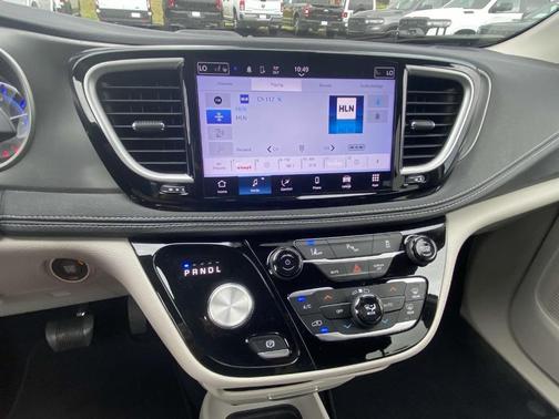 2022 Chrysler Pacifica Hybrid Touring L
