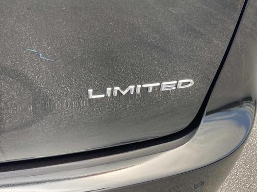Brilliant Black Crystal Pearlcoat 2024 Chrysler Pacifica Limited