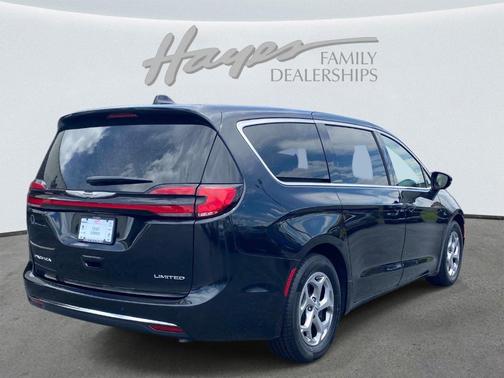 Brilliant Black Crystal Pearlcoat 2024 Chrysler Pacifica Limited