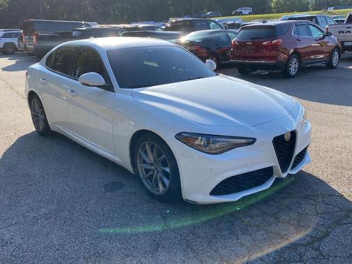 2022 Alfa Romeo Giulia Base