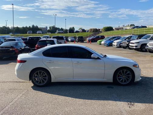 2022 Alfa Romeo Giulia Base