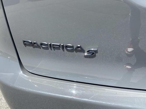 2022 Chrysler Pacifica Touring-L