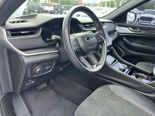 2022 Jeep Grand Cherokee L Laredo