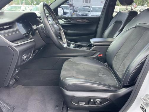 2022 Jeep Grand Cherokee L Laredo