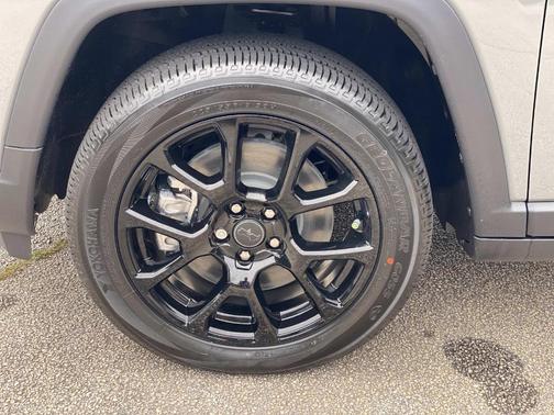 Sting Gray Clearcoat 2026 Jeep Compass Latitude