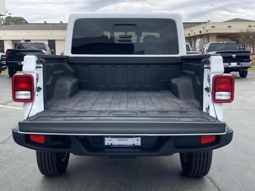 Bright White Clearcoat 2022 Jeep Gladiator Overland