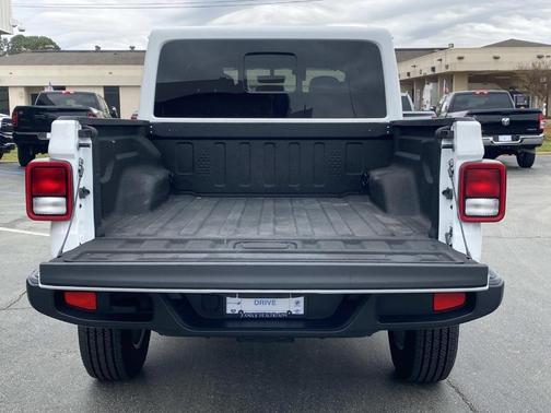 Bright White Clearcoat 2022 Jeep Gladiator Overland