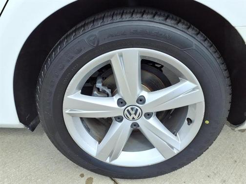 White 2015 Volkswagen Passat 1.8T Sport