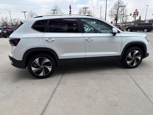 Pure White 2025 Volkswagen Taos 1.5T SE