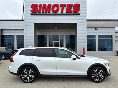 2025 Volvo V60 Cross Country B5 Plus