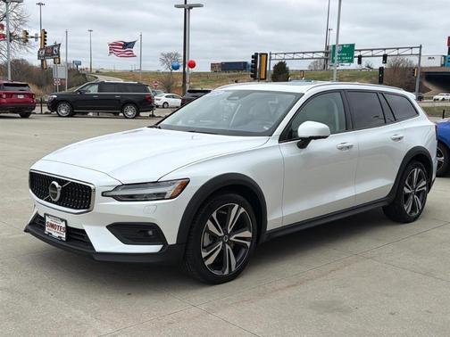 2025 Volvo V60 Cross Country B5 Plus