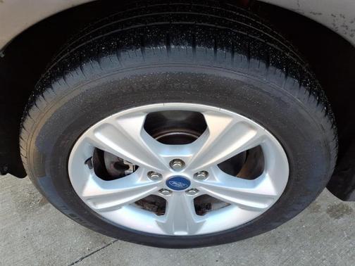 Red 2013 Ford Escape SE