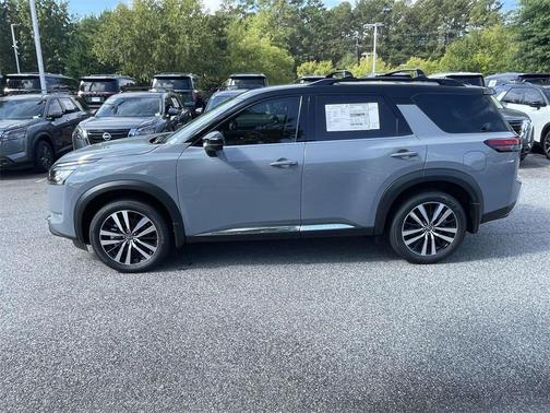 2025 Nissan Pathfinder Platinum FWD