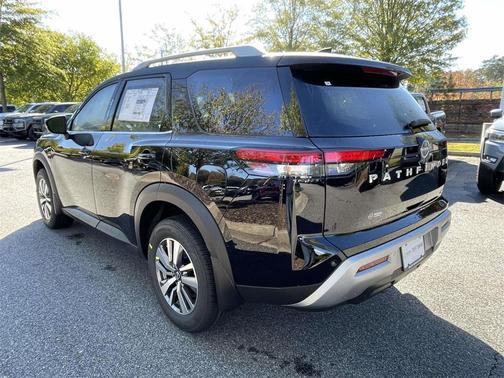 2025 Nissan Pathfinder SL FWD