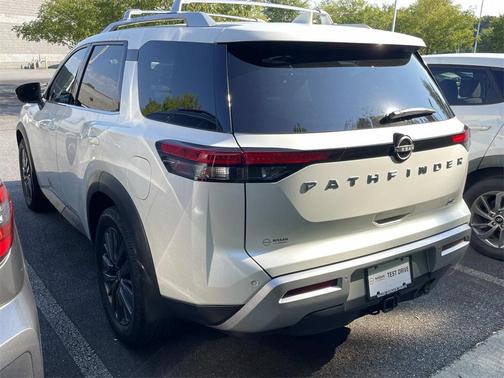 2022 Nissan Pathfinder SL 2WD