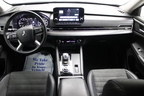 White 2024 Mitsubishi Outlander SE
